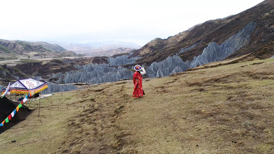 甘孜藏族自治州墨石公园藏族女孩背影航拍4K视频