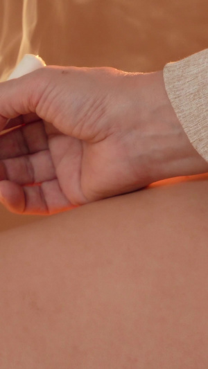 艾灸背部理疗热疗特写亚洲人17秒视频