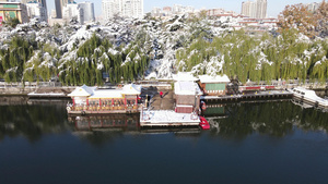 航拍山东济南大明湖畔雪景5A景区15秒视频