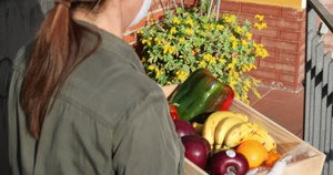 运送蔬菜和水果的女人13秒视频