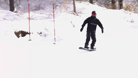 8K一个人单板滑雪视频视频