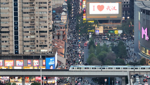 航拍武汉步行街节假日街景交通拥挤的人群42秒视频