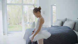 芭蕾舞女演员礼服的女孩6秒视频