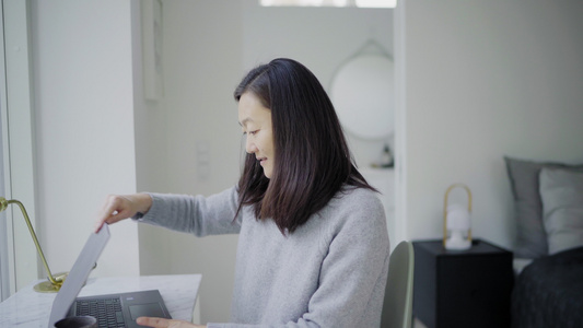 拥抱女儿的母亲视频