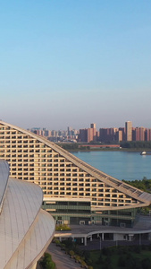 航拍风光城市旅游地标长江边造型漂亮的洲际酒店商务商业素材城市素材视频