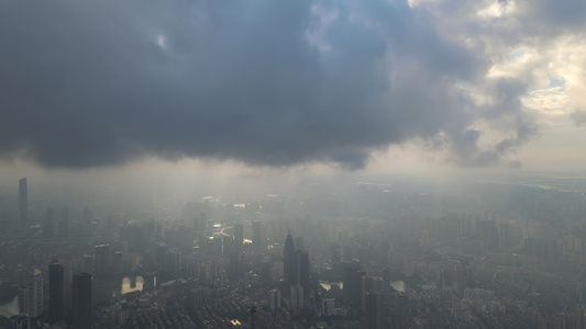 航拍城市风光暴雨前黑云压城乌云密布的阴天天空素材视频