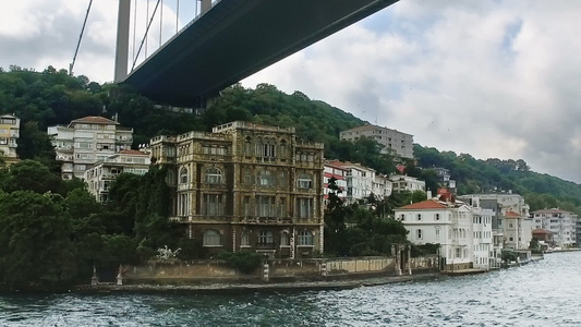 位于伊斯坦布尔的桥下博斯普鲁斯海峡视频