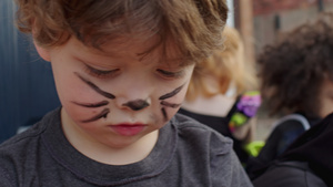 万圣节服装画着小猫鬼脸的孩子们15秒视频