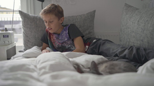 男孩在床上看书16秒视频