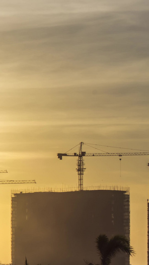 夕阳下的建筑工地城市建设13秒视频