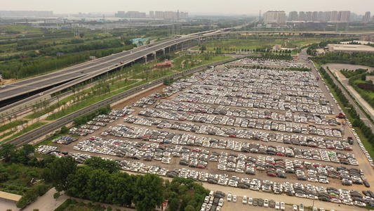 航拍河南郑州大暴雨后泡水车停车场密集停放淹损车辆报废车视频