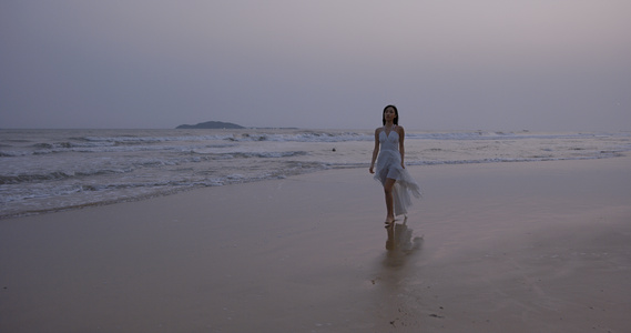 8K傍晚海边沙滩上的年轻女性视频