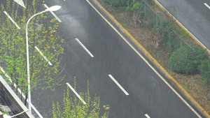 城市交通道路极端天气暴雨中行驶的汽车车流68秒视频