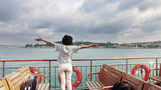 美容美女乘渡轮在亚西亚与欧洲之间旅行,前往伊斯坦堡(Istanbul)视频