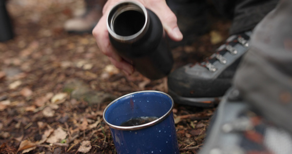 森林里的徒步旅行者喝咖啡视频