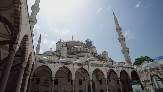 在阳光明媚的一天蓝色清真寺院子视频