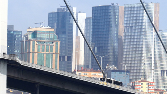 以本底交通大楼和大桥建筑为背景的硫磺-磷之桥视频