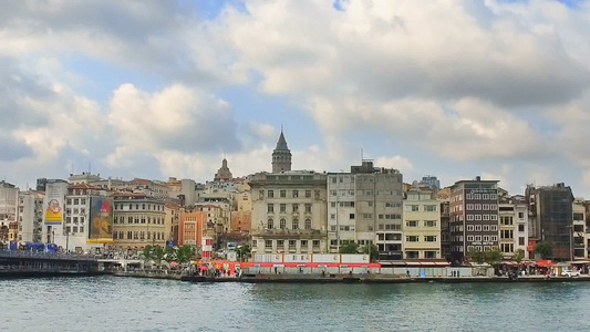 加拉塔大桥和渡轮 与加拉塔塔 在背景上在伊斯坦布尔火鸡视频