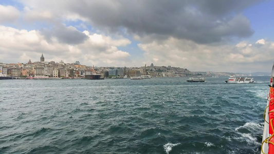 横跨Bosphorus strait著名的地标的轮渡船,其背景是加拉塔塔塔(Galata Tall)视频