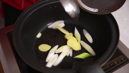 葱姜蒜炝锅做饭视频