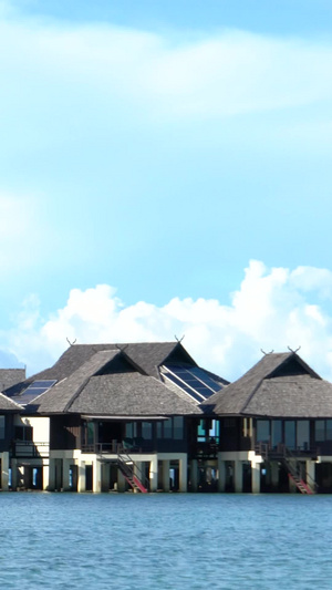 东南亚海滨度假酒店渔船驶过实拍蓝天白云20秒视频