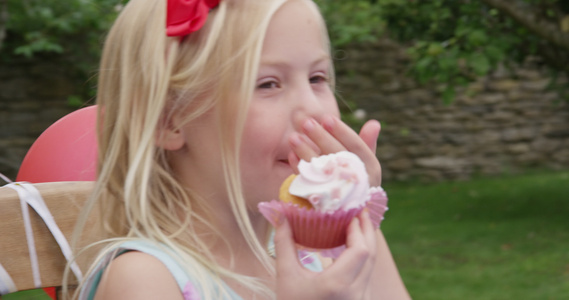 吃蛋糕的女孩视频