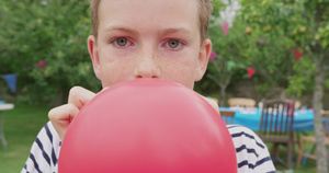 吹气球的男孩18秒视频