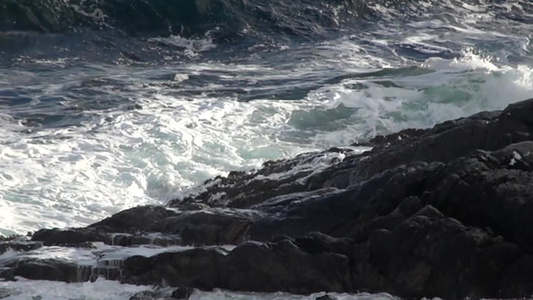 慢动作波浪拍打岩石视频