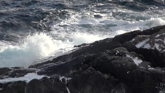 慢动作波浪拍打岩石视频