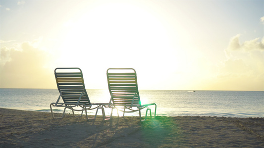 在一个美丽的热带沙滩上,在马氏病情中坐着白色的休息椅视频