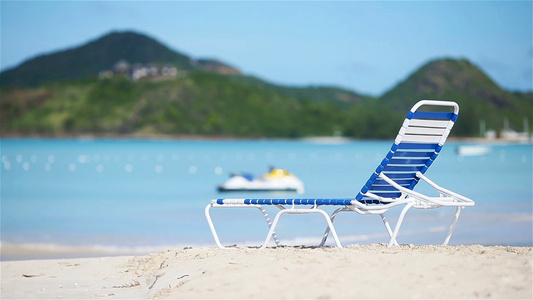 在一个美丽的热带沙滩上,在马氏病情中坐着白色的休息椅视频