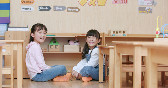 8K小女孩坐在教室地板上玩耍[木板地]视频