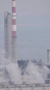 制造业工厂厂区冒着白烟的烟囱能源环保素材视频