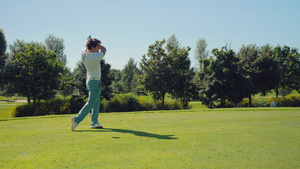 打高尔夫球的男人8秒视频