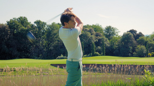打高尔夫球的男人8秒视频