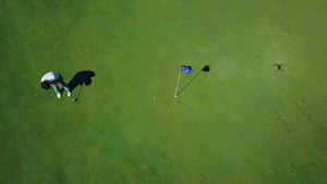 打高尔夫球的男人14秒视频