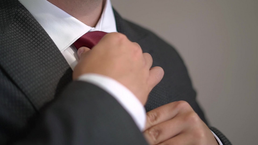 青年男子领领带,为庆祝活动、商业会议或婚礼穿衣视频