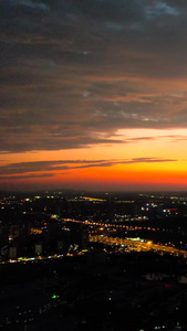 航拍超美城市晚霞火烧云城市夜景车流视频