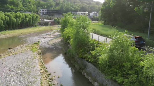 汽车自驾游在乡村景区道路上河边行驶4视频