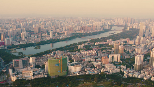 南宁南湖公园青秀区城市高楼夕阳航拍视频