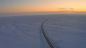 4K航拍新疆冬季雪原公路日落24秒视频