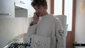 宇航员服装的人在电话17秒视频