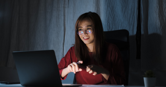 亚洲女性视频会议用户界面夜间在笔记本电脑上在线远程工作，在家中远离社交，讨论互联网视频通话技术视频