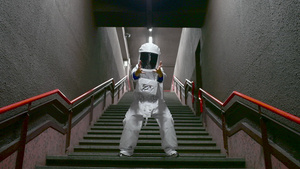 宇航员服装的人在台阶9秒视频