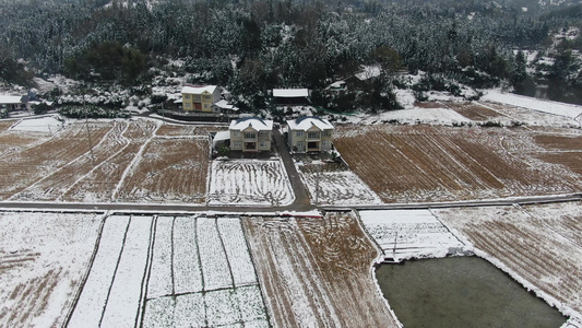 航拍美丽乡村冬天雪景视频