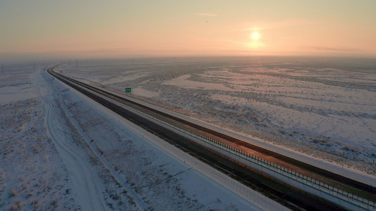 4K航拍新疆冬季高速公路日落视频
