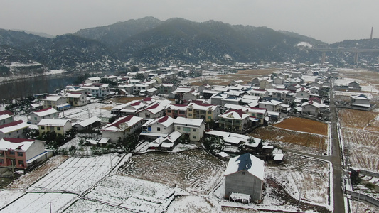 航拍美丽乡村冬天雪景视频