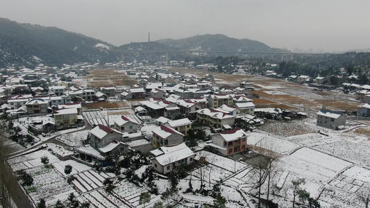 航拍美丽乡村冬天雪景视频