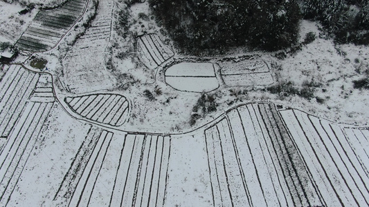 航拍美丽乡村冬天雪景视频