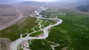 新疆巴音布鲁克的草原河流湿地航拍24秒视频
